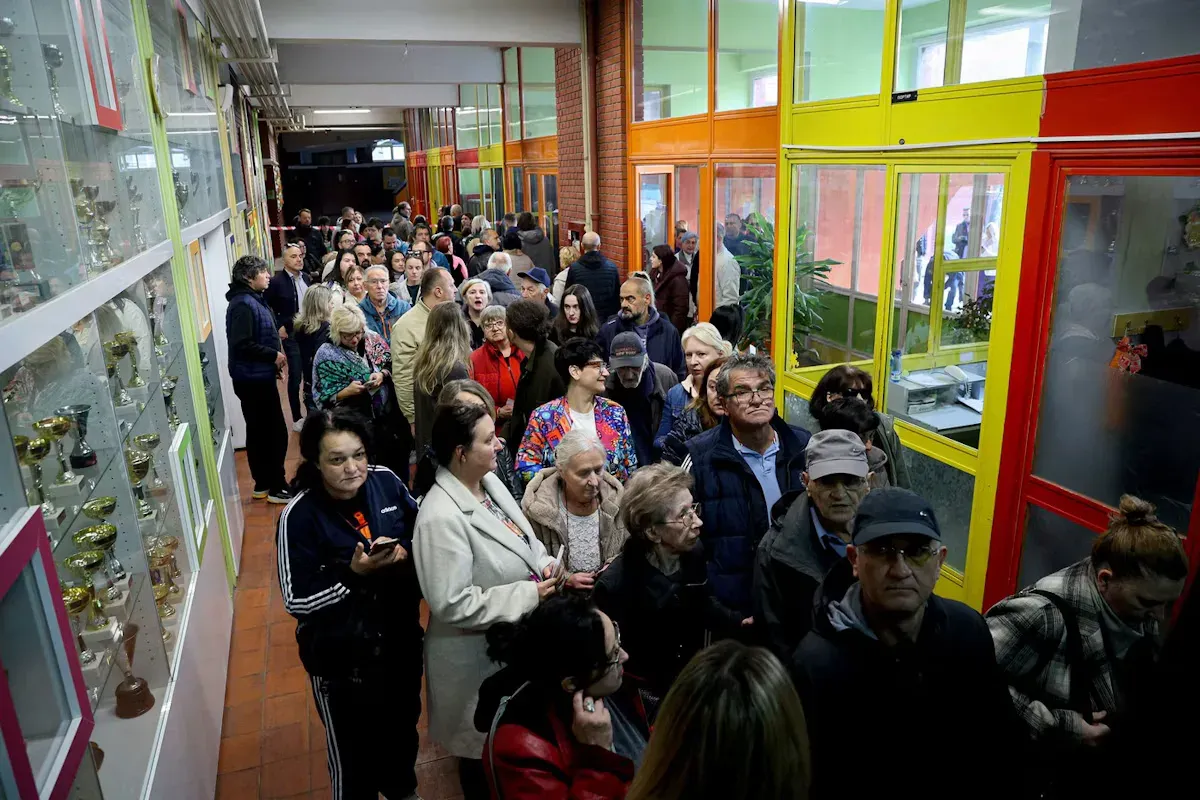 Alegeri anticipate în Serbia: prezență masivă la urne și o cursă strânsă între Aleksandar Vučić și mișcarea studențească