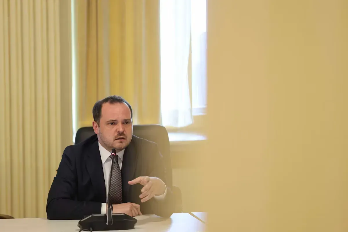 Tarife progresive pentru gărzile medicilor și două schimburi în sălile de operație, printre măsurile anunțate de Alexandru Rogobete