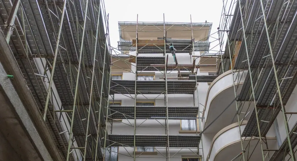 Peste 200 de familii din București ar urma să revină în locuințe consolidate seismic în 2027