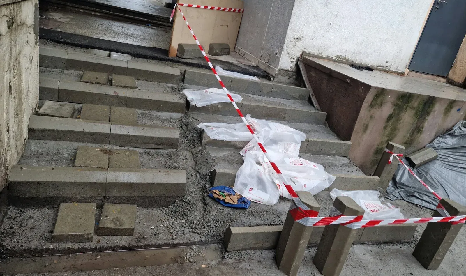 O scară din borduri din zona Șincai a fost refăcută la două săptămâni după demolare, fără rampă de acces