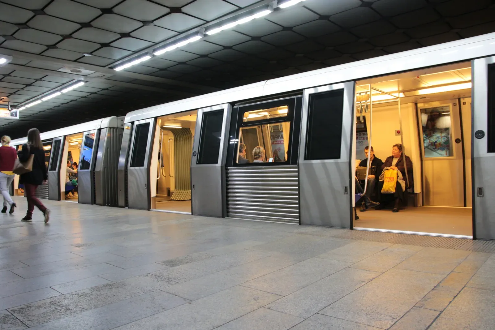 Discuții la Ministerul Transporturilor cu sindicatele de la Metrorex, pe fondul amenințărilor cu greva generală