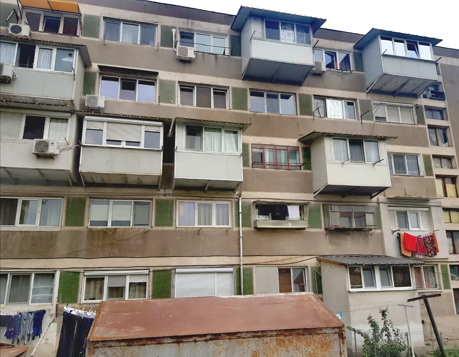 Balcoanele închise fără autorizație: Ministrul Dezvoltării clarifică regulile din noul Cod Urbanistic