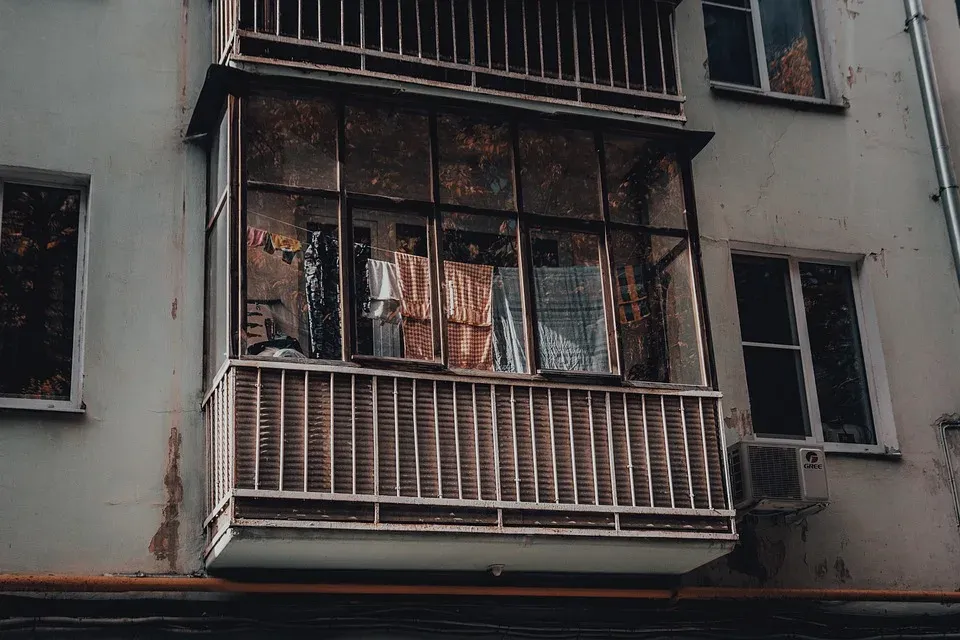 Balcoane închise fără autorizație: proprietarii scapă de impozitul dublu, dar riscă amenzi