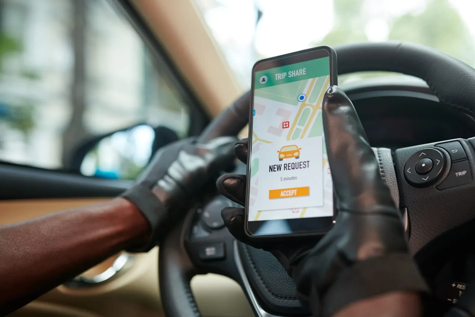 Senatul a adoptat proiectul care limitează mașinile folosite în comodat pentru Uber și Bolt